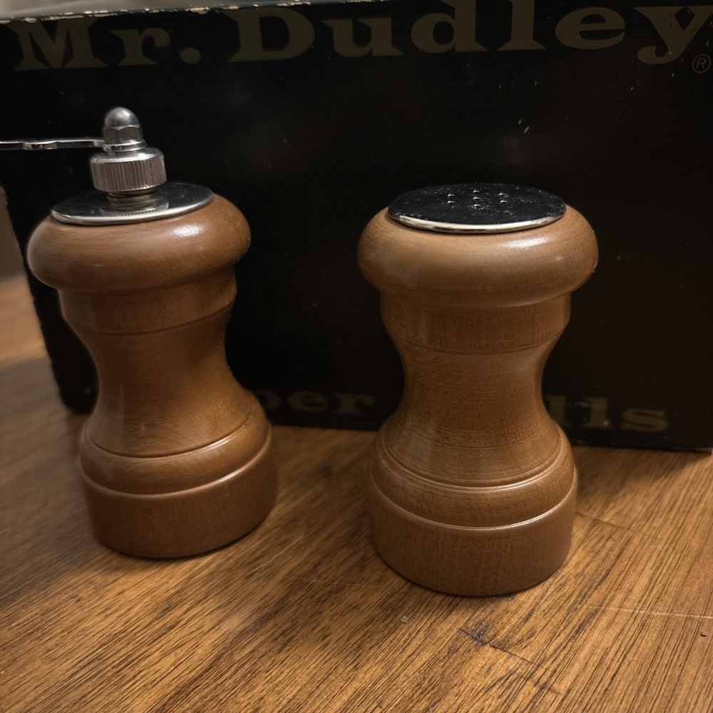 Vintage Mr. Dudley Maple Wood Pepper Mill And‎ Salt Shaker Set In Original Box